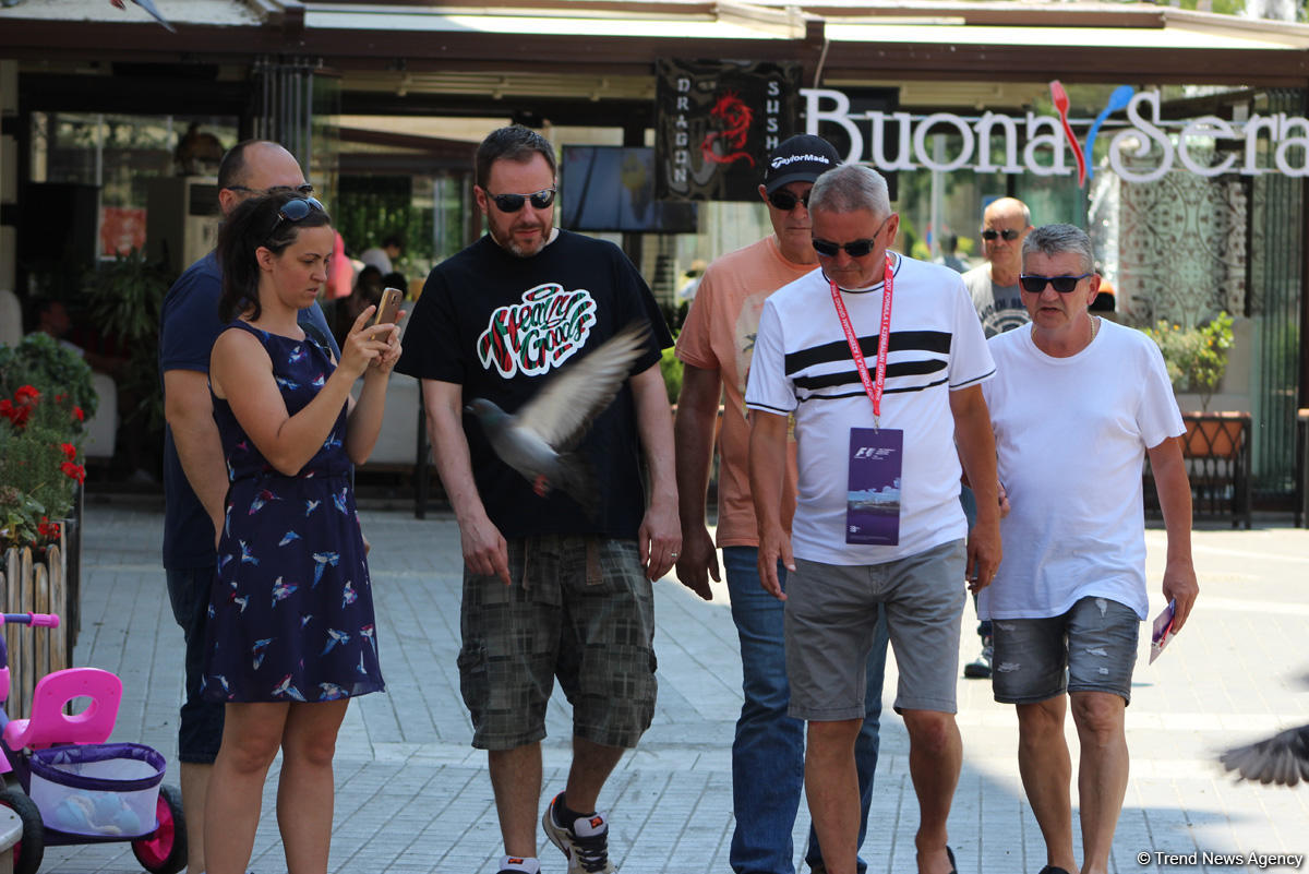 F1 fans viewing tourist attractions of Baku (PHOTO)