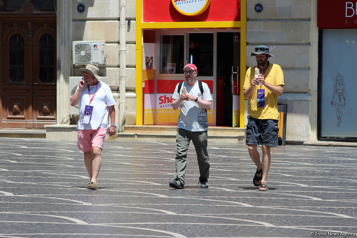 F1 fans viewing tourist attractions of Baku (PHOTO)