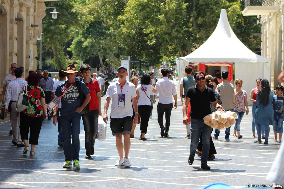 F1 fans viewing tourist attractions of Baku (PHOTO)