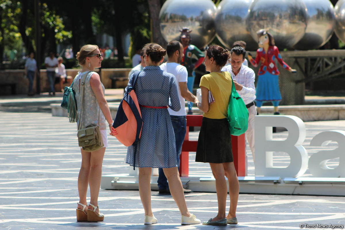 F1 fans viewing tourist attractions of Baku (PHOTO)