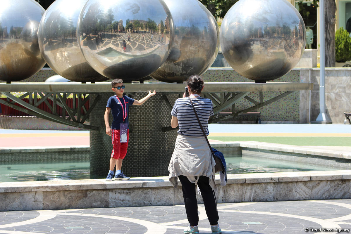F1 fans viewing tourist attractions of Baku (PHOTO)