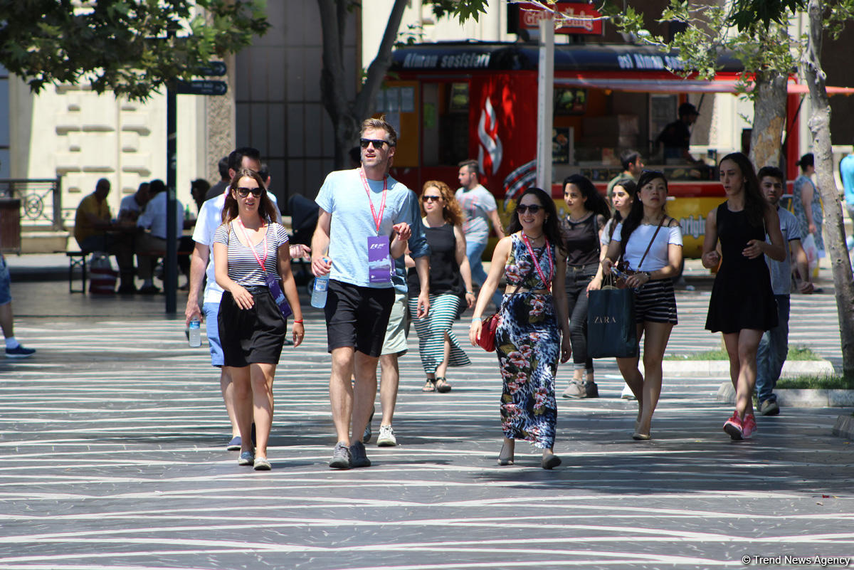 F1 fans viewing tourist attractions of Baku (PHOTO)