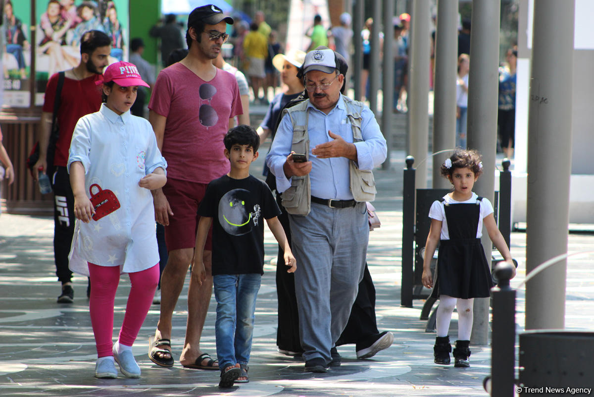 F1 fans viewing tourist attractions of Baku (PHOTO)