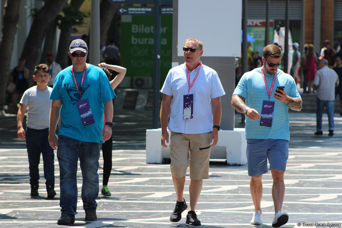 F1 fans viewing tourist attractions of Baku (PHOTO)