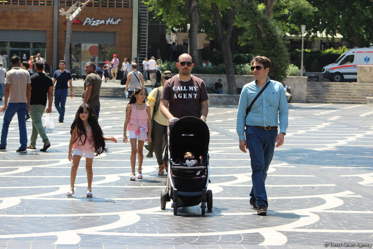 F1 fans viewing tourist attractions of Baku (PHOTO)