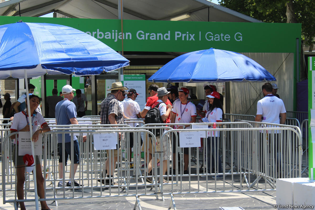 F1 fans viewing tourist attractions of Baku (PHOTO)