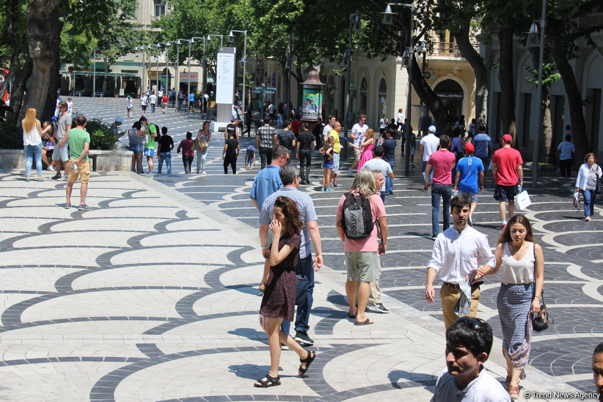 F1 fans viewing tourist attractions of Baku (PHOTO)