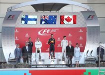 Ilham Aliyev, his spouse present trophies to F1 Azerbaijan Grand Prix winners (VIDEO)