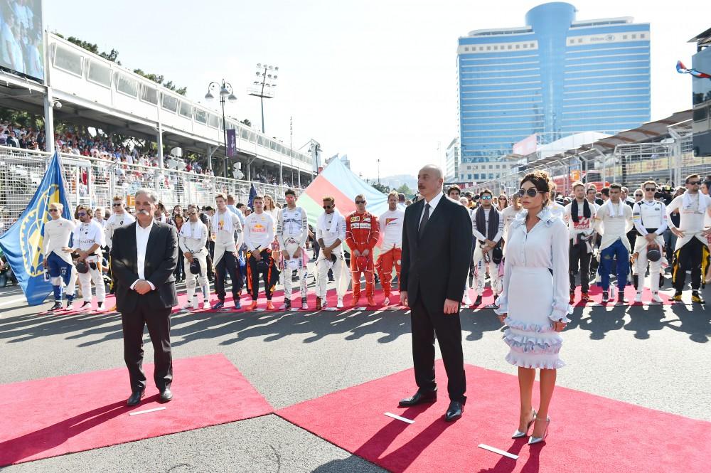 Ilham Aliyev and his spouse watch F1 Azerbaijan Grand Prix (PHOTO)
