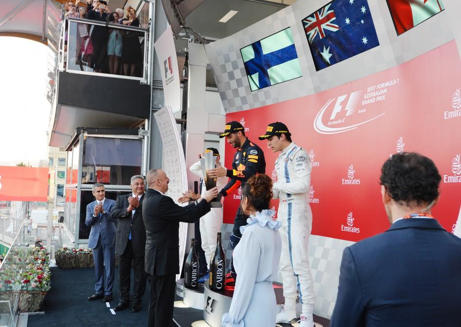 Ilham Aliyev, his spouse present trophies to F1 Azerbaijan Grand Prix winners (VIDEO)