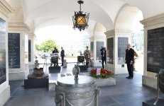 President Aliyev visited the Tomb of the Unknown Soldier in Warsaw (PHOTO)
