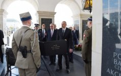 President Aliyev visited the Tomb of the Unknown Soldier in Warsaw (PHOTO)