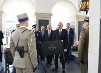 President Aliyev visited the Tomb of the Unknown Soldier in Warsaw (PHOTO)