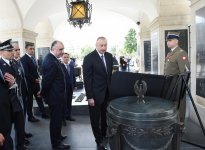 President Aliyev visited the Tomb of the Unknown Soldier in Warsaw (PHOTO)