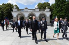 President Aliyev visited the Tomb of the Unknown Soldier in Warsaw (PHOTO)