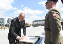 President Aliyev visited the Tomb of the Unknown Soldier in Warsaw (PHOTO)