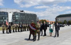 President Aliyev visited the Tomb of the Unknown Soldier in Warsaw (PHOTO)