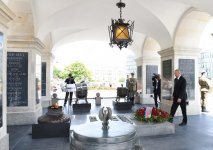 President Aliyev visited the Tomb of the Unknown Soldier in Warsaw (PHOTO)