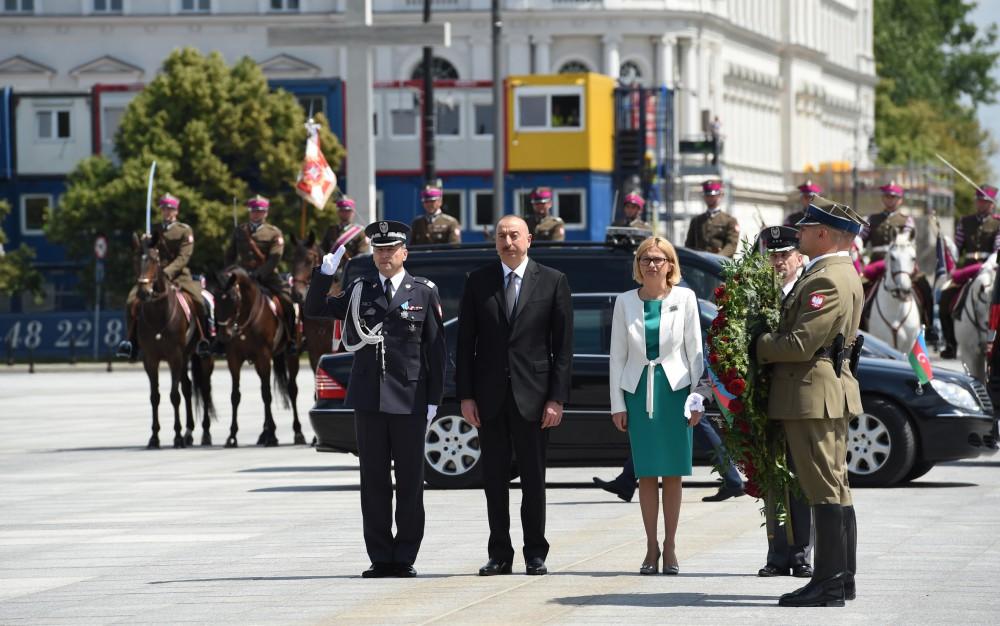 President Aliyev visited the Tomb of the Unknown Soldier in Warsaw (PHOTO)