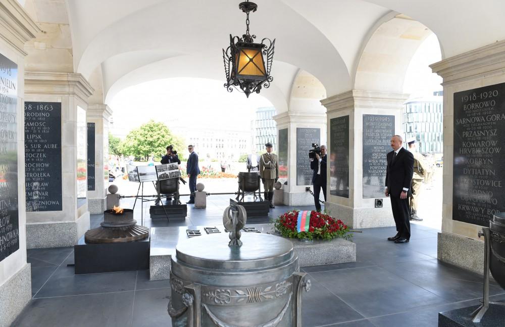President Aliyev visited the Tomb of the Unknown Soldier in Warsaw (PHOTO)