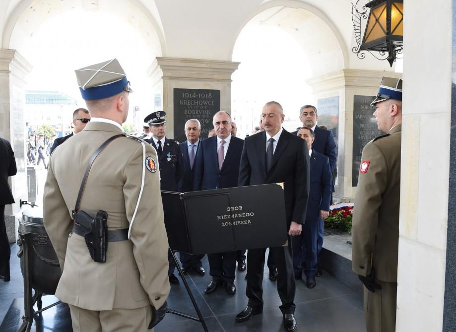 President Aliyev visited the Tomb of the Unknown Soldier in Warsaw (PHOTO)