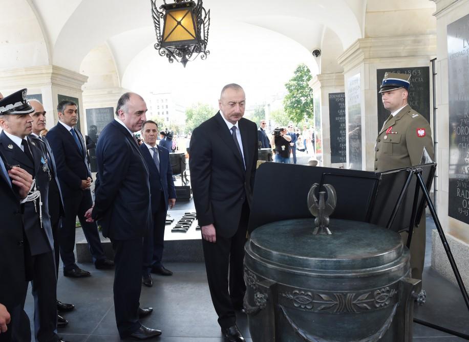 President Aliyev visited the Tomb of the Unknown Soldier in Warsaw (PHOTO)