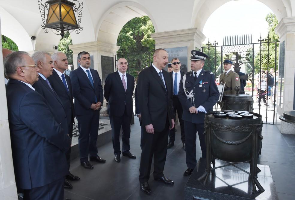 President Aliyev visited the Tomb of the Unknown Soldier in Warsaw (PHOTO)
