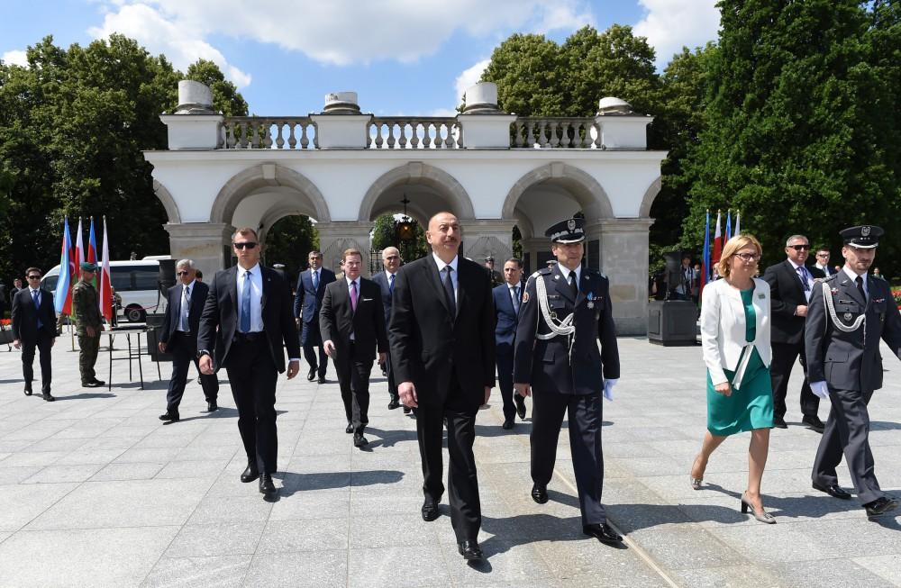 President Aliyev visited the Tomb of the Unknown Soldier in Warsaw (PHOTO)