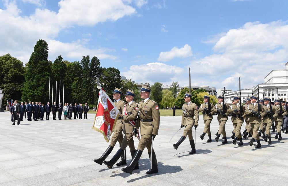President Aliyev visited the Tomb of the Unknown Soldier in Warsaw (PHOTO)