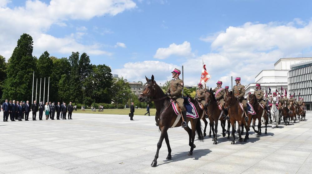 President Aliyev visited the Tomb of the Unknown Soldier in Warsaw (PHOTO)