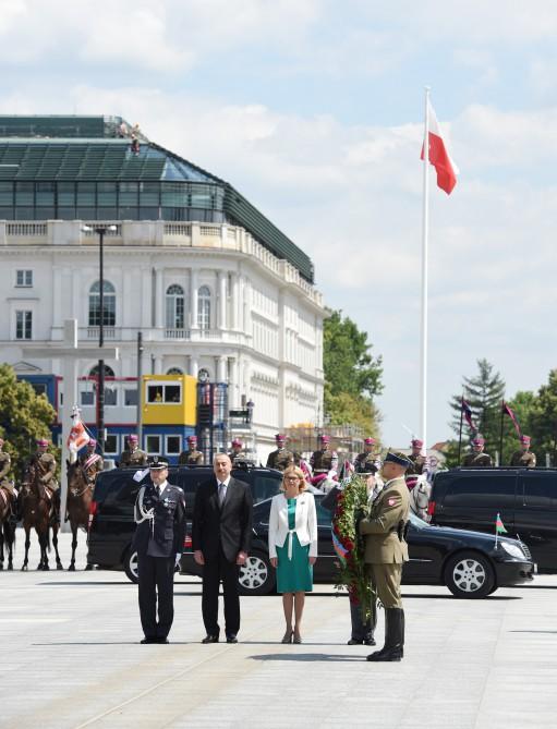 President Aliyev visited the Tomb of the Unknown Soldier in Warsaw (PHOTO)