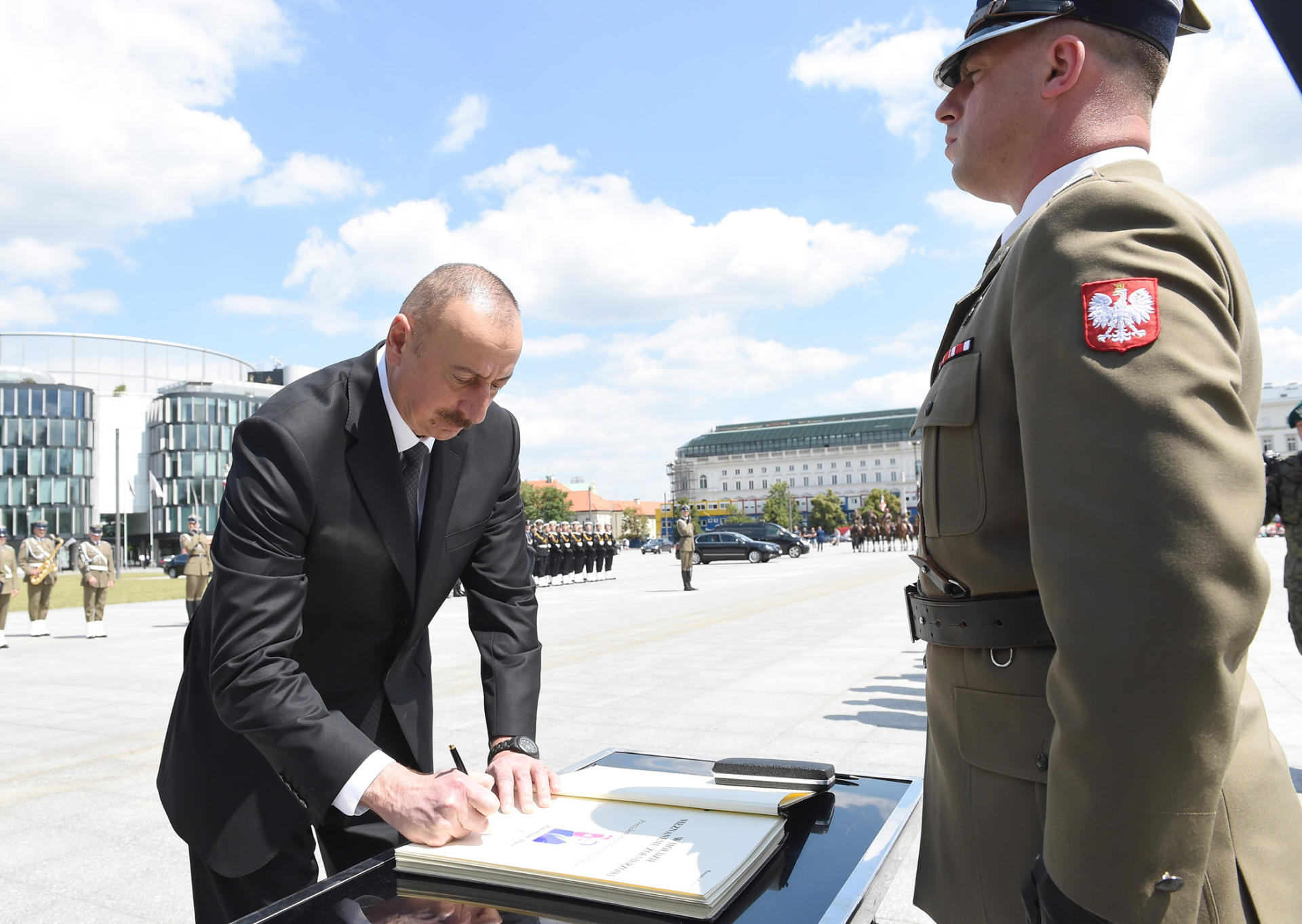 President Aliyev visited the Tomb of the Unknown Soldier in Warsaw (PHOTO)