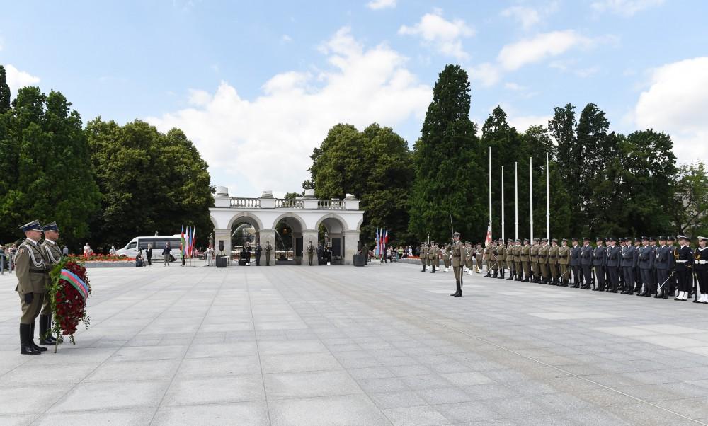 President Aliyev visited the Tomb of the Unknown Soldier in Warsaw (PHOTO)