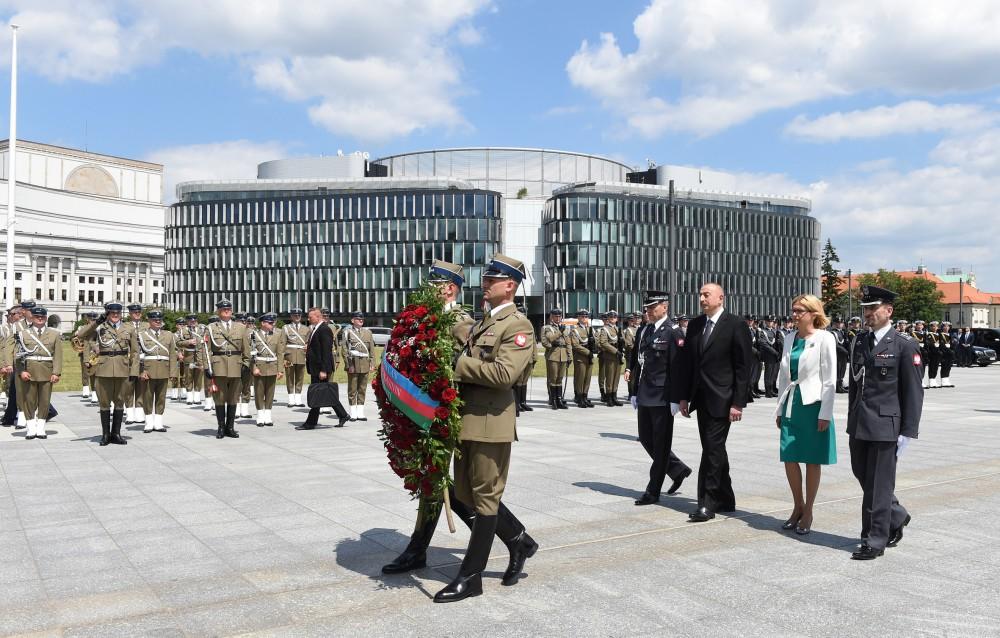 President Aliyev visited the Tomb of the Unknown Soldier in Warsaw (PHOTO)