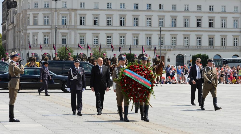 President Aliyev visited the Tomb of the Unknown Soldier in Warsaw (PHOTO)