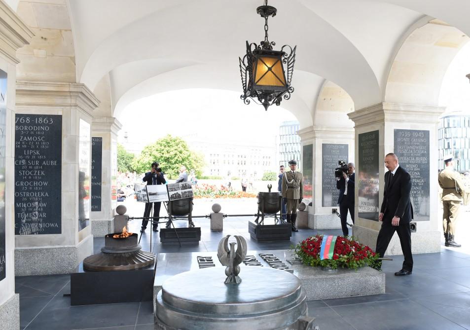 President Aliyev visited the Tomb of the Unknown Soldier in Warsaw (PHOTO)