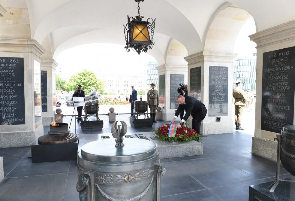 President Aliyev visited the Tomb of the Unknown Soldier in Warsaw (PHOTO)