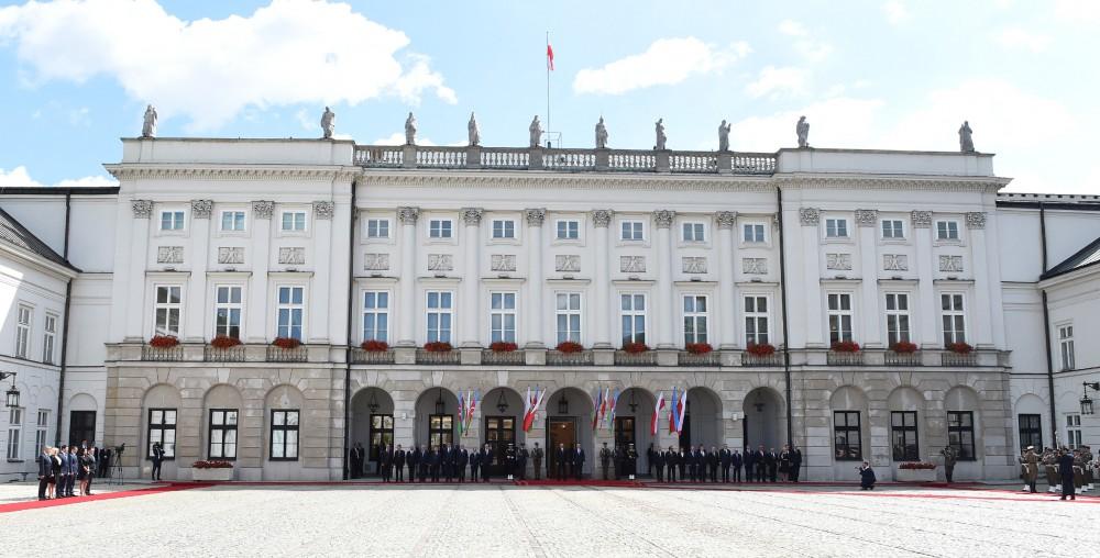 Official welcome ceremony held for Ilham Aliyev in Warsaw (PHOTO)