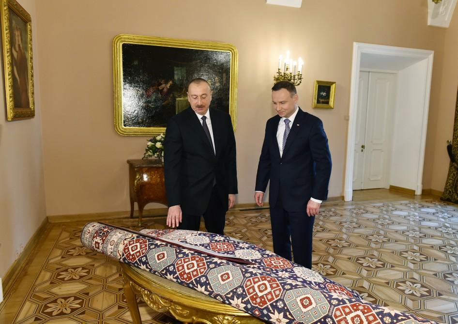 Azerbaijani, Polish presidents hold one-on-one meeting (PHOTO)