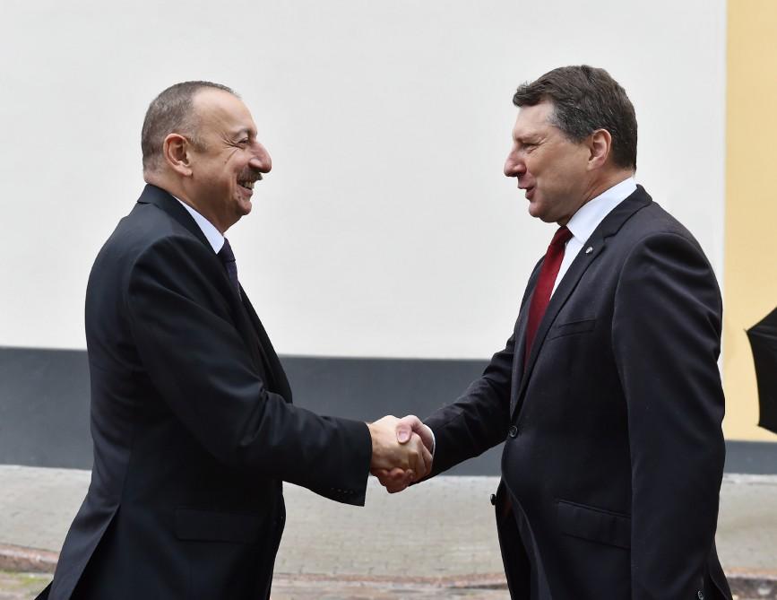 Official welcome ceremony held for Ilham Aliyev in Riga (PHOTO)