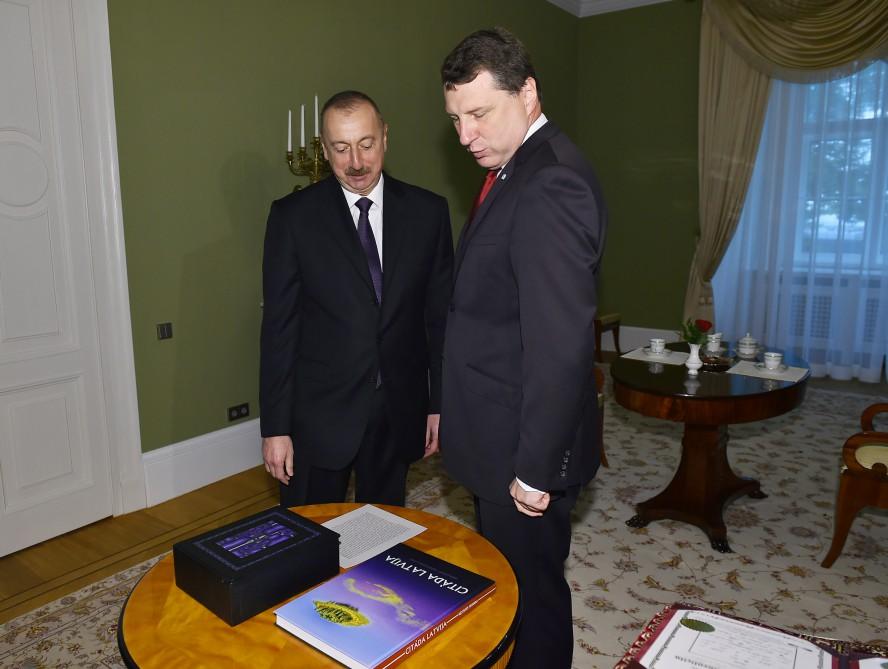 Official welcome ceremony held for Ilham Aliyev in Riga (PHOTO)