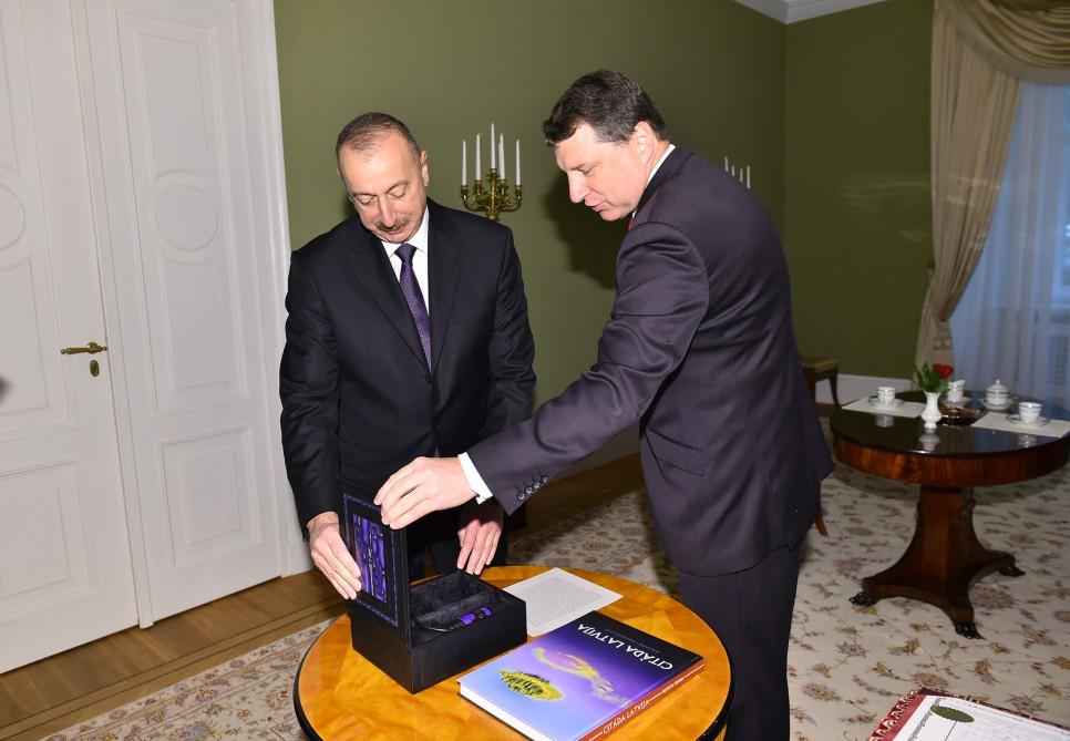 Official welcome ceremony held for Ilham Aliyev in Riga (PHOTO)