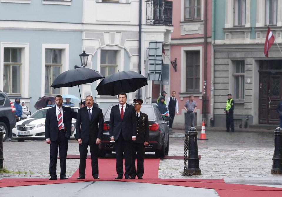 Official welcome ceremony held for Ilham Aliyev in Riga (PHOTO)