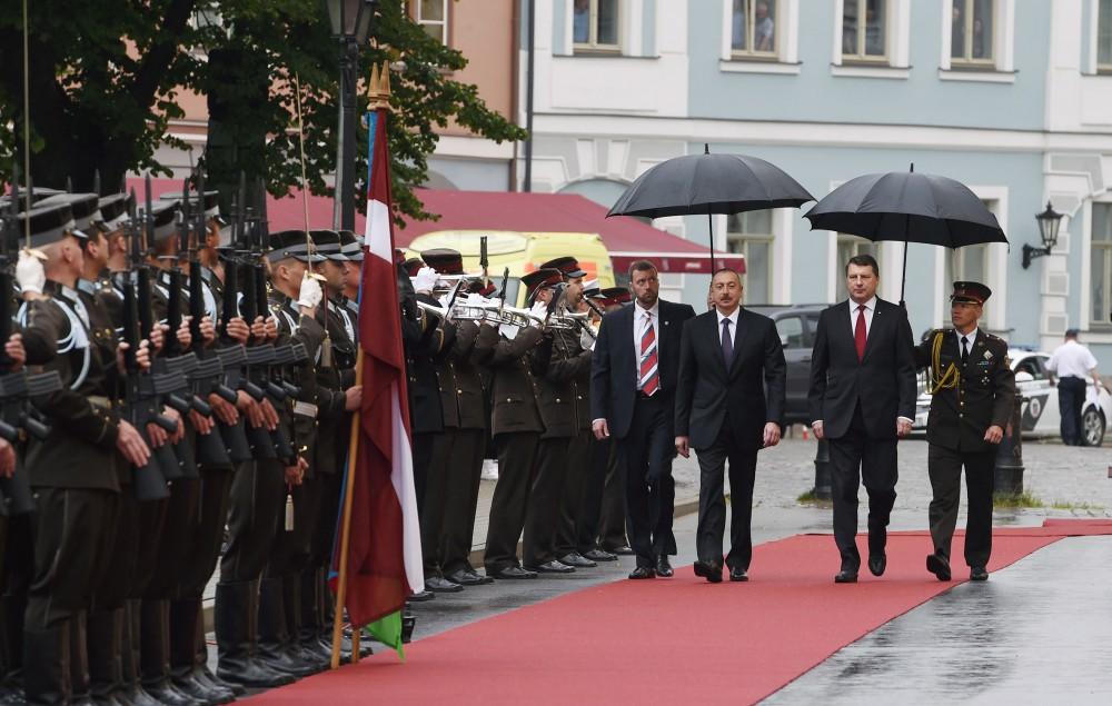 Official welcome ceremony held for Ilham Aliyev in Riga (PHOTO)