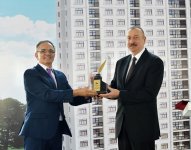 Ilham Aliyev attends ceremony to give out apartments to journalists  (PHOTO)