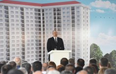 Ilham Aliyev attends ceremony to give out apartments to journalists  (PHOTO)