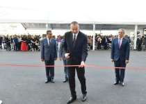 Ilham Aliyev attends ceremony to give out apartments to journalists  (PHOTO)