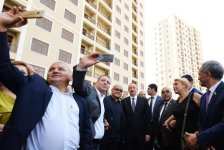 Ilham Aliyev attends ceremony to give out apartments to journalists  (PHOTO)