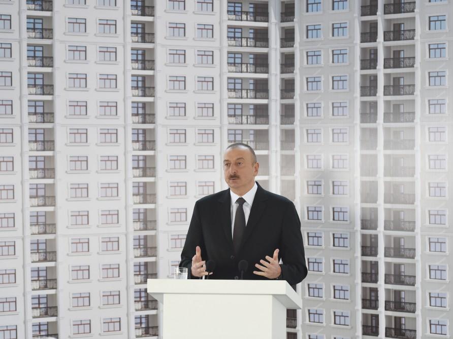 Ilham Aliyev attends ceremony to give out apartments to journalists  (PHOTO)