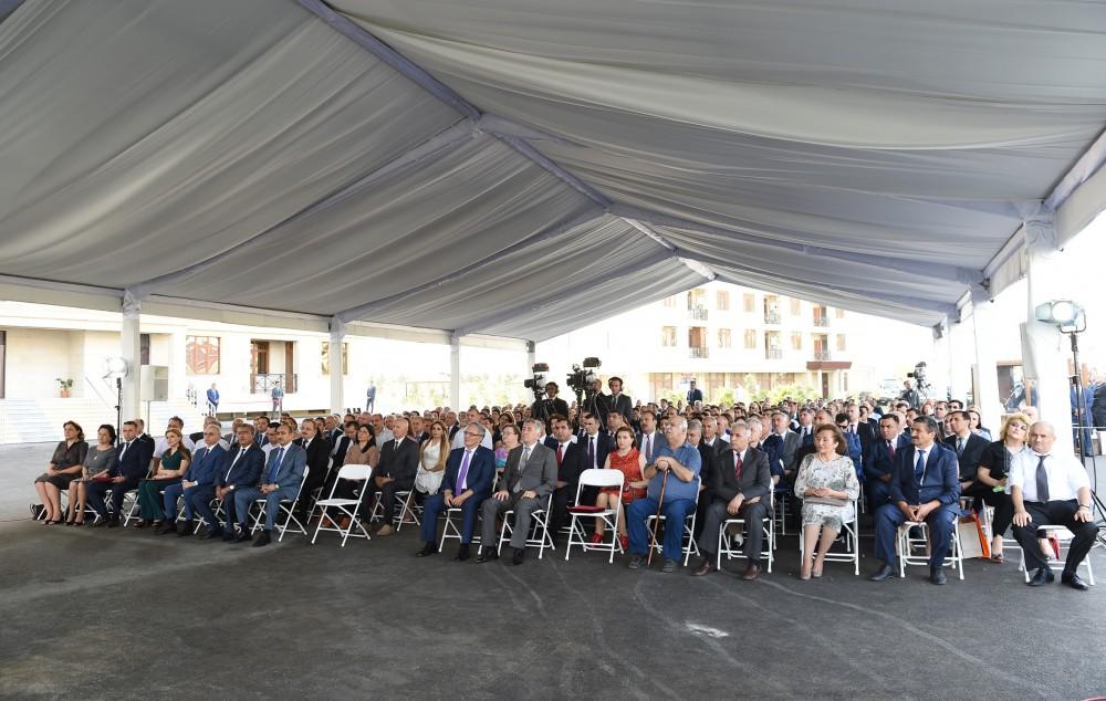 Ilham Aliyev attends ceremony to give out apartments to journalists  (PHOTO)